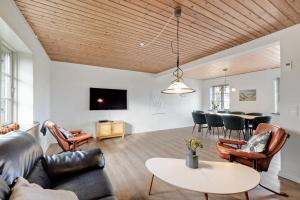 una sala de estar con un sofá y una mesa en Jørgen's Feriehus, en Lemvig