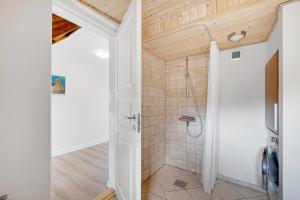Habitación con baño con ducha. en Jørgen's Feriehus, en Lemvig 15 fotos más