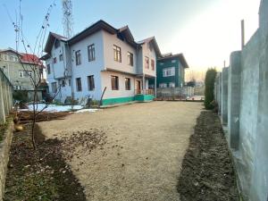 una fila di case in un cortile accanto a una recinzione di VisitingVillah a Srinagar