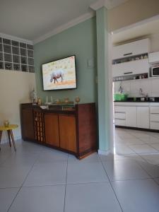 una cucina con bancone al centro di una stanza di Casa próxima ao estádio do Atlético mg a Belo Horizonte