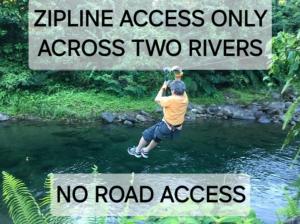 Rosalie3河流生态山林小屋的一个人跳进河里,上面有只读过两条的路标