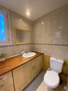 a bathroom with a toilet and a sink at Appartement Nîmes B in Nîmes