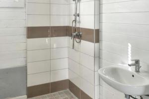 a bathroom with a sink and a shower at Maison familiale avec jardin au Vauclin, proche de la mer in Le Vauclin +16 photos