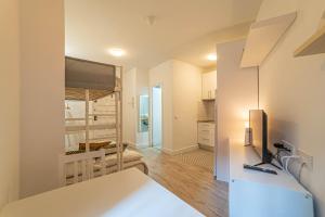 Una cocina y una sala de estar con una litera. en Welcomy Sant Andreu, en Barcelona