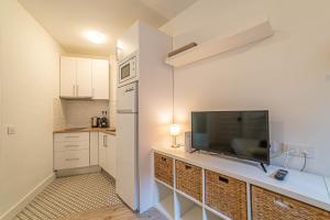 cocina con TV de pantalla plana en una encimera en Welcomy Sant Andreu, en Barcelona 4 fotos más