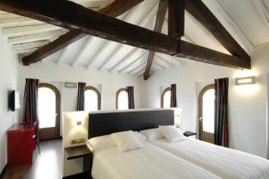 Un pat sau paturi într-o cameră la Hotel Cienbalcones