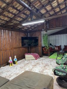 Televisyen dan/atau pusat hiburan di Casa de campo em Gaspar