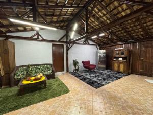 a living room with a couch and a table at Casa de campo em Gaspar in Gaspar