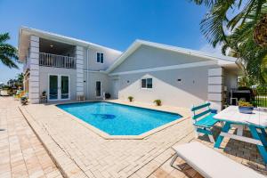 Πισίνα στο ή κοντά στο The Secret Island Retreat Heated Pool Open Water