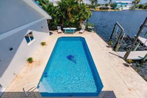 Πισίνα στο ή κοντά στο The Secret Island Retreat Heated Pool Open Water