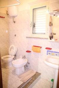 a bathroom with a toilet and a sink at Appartamento con vista spiaggia in Palmi