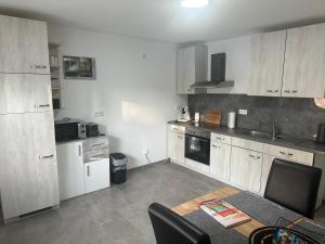 Køkken eller tekøkken på Ferienwohnung in der schönen Eifel!