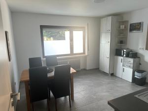 Køkken eller tekøkken på Ferienwohnung in der schönen Eifel! + 8 billeder