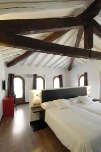 Кровать или кровати в номере Hotel Cienbalcones