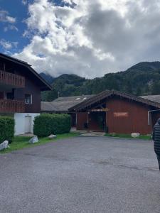 quelques bâtiments avec des montagnes en arrière-plan dans l'établissement Studio Résidence grand tetras, à Samoëns