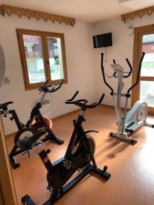 une pièce avec plusieurs vélos d'exercice dans l'établissement Studio Résidence grand tetras, à Samoëns