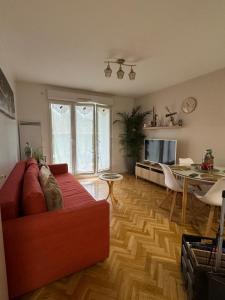 a living room with a red couch and a table at Appartement de vacance in Montévrain