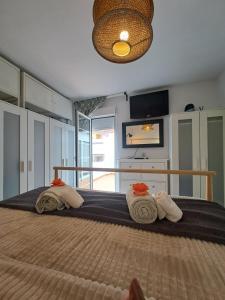 sypialnia z dużym łóżkiem i ręcznikami na nim w obiekcie Apartamento CANELA w mieście Isla Canela