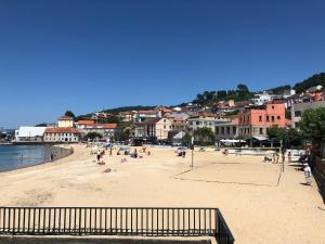 Plaża z grupą ludzi na niej w obiekcie Casa Arealonga w mieście Vigo