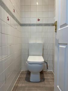 baño con azulejos blancos y aseo blanco en Brighton Green Rose, en Brighton & Hove