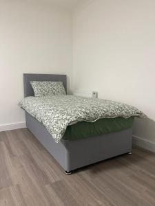 1 cama en un dormitorio con una pared blanca en Brighton Green Rose, en Brighton & Hove 5 fotos más