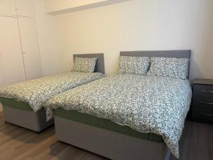 1 dormitorio con cama y mesita de noche con cama sidx sidx sidx sidx sidx sidx en Brighton Green Rose, en Brighton & Hove