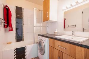 a small kitchen with a washing machine and a sink at Appartements T2 et T3 L'esprit chalet au coeur du centre ville et 80 m de la télécabine in Font-Romeu +25 photos