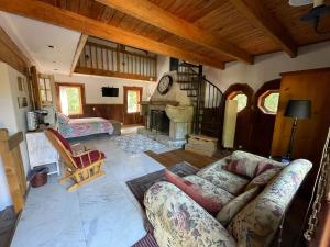 Ruang duduk di Rustic Mountaintop Cabin on small farm with WiFi