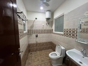 Koupelna v ubytování Hotel Suryavanshi Palace + 15 fotografií