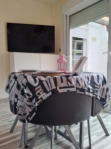 Telewizja i/lub zestaw kina domowego w obiekcie Apartamento CANELA