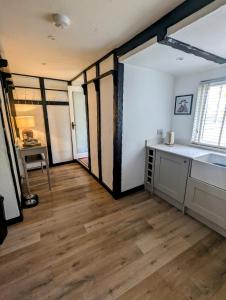 Darla Cottage في ثورنتون دالي: مطبخ مع طاولة ومغسلة في الغرفة