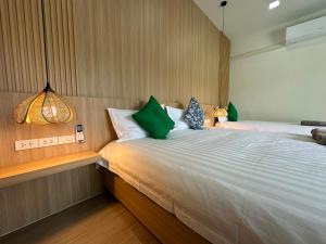 Postel nebo postele na pokoji v ubytování Aonang nine poolvilla resort + 37 fotografií