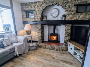 Darla Cottage في ثورنتون دالي: غرفة معيشة مع موقد حجري وتلفزيون +32 صورة