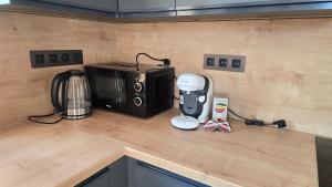 a kitchen counter with a coffee maker and a toaster at Pohoda Na Hůrce in Horní Planá