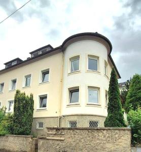 ジーゲンにあるIn-Siegen-zu-Hauseの円屋根の大白い家
