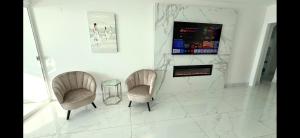Televízia a/alebo spoločenská miestnosť v ubytovaní MI CAPRICHO A12 - Luxury Beachfront Apartment- Costa del Sol