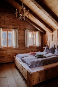 Postel nebo postele na pokoji v ubytování ZIRBENHütte
