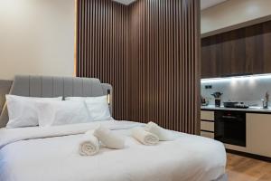 Η κουζίνα ή μικρή κουζίνα στο Luxury Suite 100m from Shore and Tram