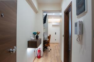 Μια τηλεόραση ή/και κέντρο ψυχαγωγίας στο Luxury Suite 100m from Shore and Tram