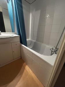 a bathroom with a bath tub and a sink at Appartement T2 Superdévoluy - Les Chaumettes in Le Dévoluy +31 photos