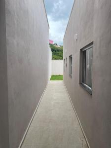 a hallway between two buildings with a window at Casa São João del Rei Proximo a Tiradentes in São João del Rei +11 photos