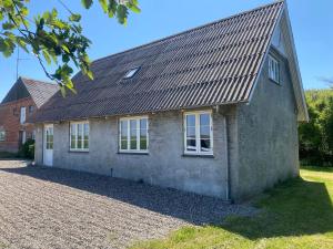 una casa de ladrillo con ventanas en un lateral en Jørgen's Feriehus, en Lemvig