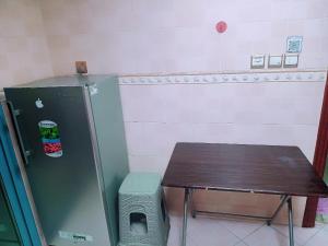 Camera piccola con tavolo e piccolo frigorifero. di shared bathroom room a Al Ain
