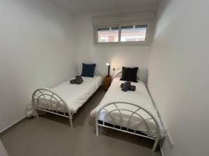 two beds in a small room with a window at Villa Eric in Roldán +21 photos