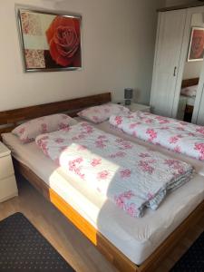 Postel nebo postele na pokoji v ubytování Gemütliche Ferienwohnung im Altbau + 4 fotografie