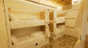 A bed or beds in a room at 4U Hostel Még 37 kép