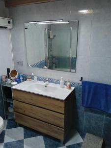 un bagno con lavandino e specchio di Casa Consuelo a Sabardes Altre 38 foto