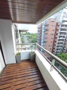 un balcon avec parquet et vue sur les bâtiments dans l'établissement Dpto Eiffel Nueva Córdoba, à Córdoba