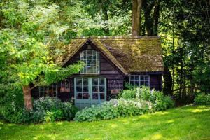 Long Cover Cottage في تينبوري: منزل صغير وسط ساحة