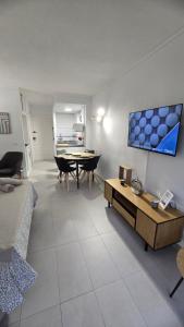 een woonkamer met een bank en een tafel bij Benalmadena Minerva Apartamento con gran piscina in Benalmádena